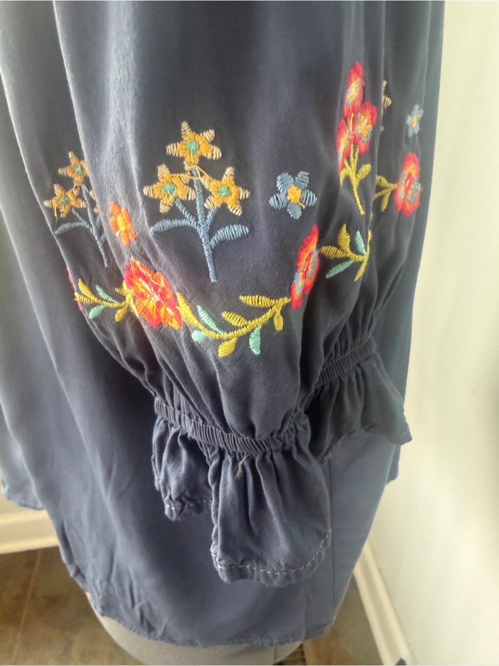 Savannah Jane Sz Medium Slate Blue Floral Embroidered Peasant Top - Picture 11 of 16